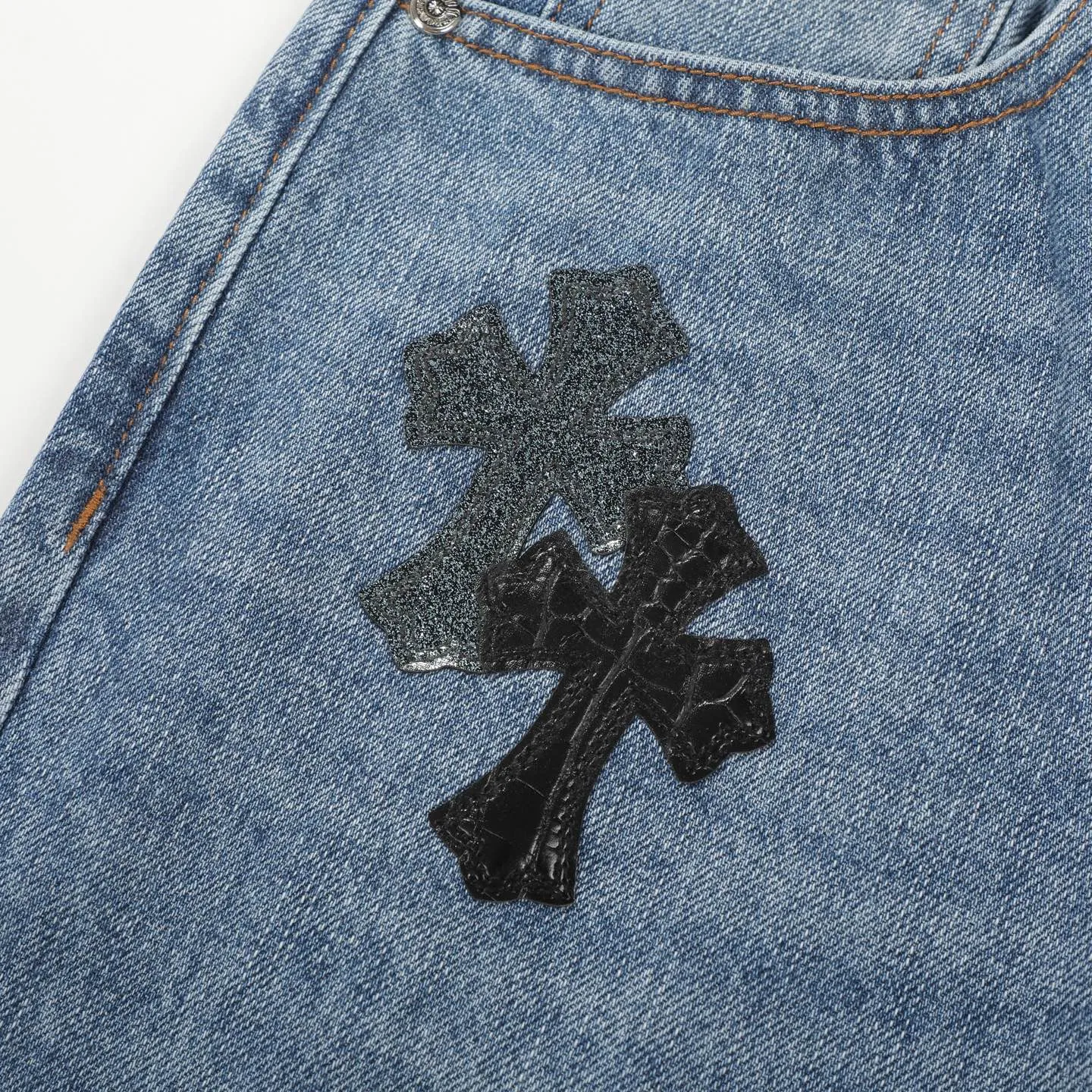 P260 Chromehearts washed blue starry sky crocodile patch leather jeans adopt starry sky theme leather elements, mostly presented in the shape of a cross, with glitter on the leather surface. Unique design, simple and elegant details, exquisite workmanship, the entire trousers are neatly routed, and the details are in place! Ceiling-level jeans, a pair that is hard to find at the counter. About Zangyin, this is an extremely luxurious fashion brand that can also be called the aristocrat of the high street. It has always been an exclusive brand for some hipsters or the rich second generation. It is more luxurious and noble than ordinary high streets. It is more fashionable and individual than luxury brands. Top heavy industry fashion design has always been created in high street luxury style. Speaking of this style, Zangyin family and GU family are definitely the leading representative brands, especially the Zangyin family's creation of high street style. It has really achieved a state-of-the-art effect. The color system of this model is made of unique washed materials. It is already quite eye-catching. It is decorated with pink patchwork cross flowers, which cleverly highlights the charm of the brand. Secondly, this model adopts a classic high-waist cutting design, which highlights the long legs and fashionable temperament of the upper body. The brand is highly recognizable and the slim-fitting configuration is more suitable for daily wear. Personality, fashion, and specification interpretation are all at a glance. Needless to say, materials and craftsmanship. As an excellent craftsman brand, Zangyin’s requirements for details and craftsmanship are really perfect. The washed color of this model has gone through a lot of processes, not to mention the embellishment of the denim appliqués. It is also purely hand-made and sewn. Just like what they believe in, only hand-made things have soul and have the meaning of wearing. A top-notch heavy-duty fashionable denim item. Recommended by both hands. Size: 28/30/32/34/36 Waist: 73/78/83/88/93 Knee: 52/53.5/55/56.5/58 Pants length: 100/102/104/106/108